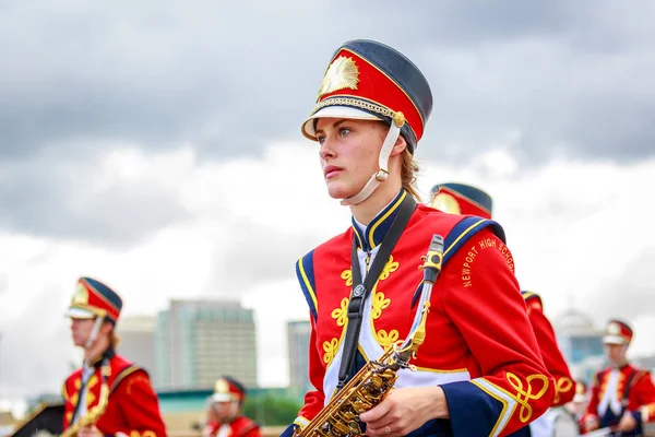 Portland, Oregon, Amerika Birleşik Devletleri - 9 Haziran 2018: Newport lise bandosu Portland sırasında Grand çiçek geçit Festival 2018 gül.