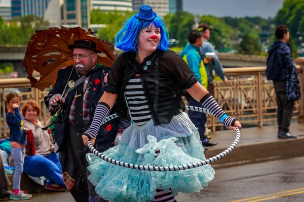 Portland, Oregon, Amerika Birleşik Devletleri - 9 Haziran 2018: Karakter palyaço Kolordu büyük çiçek geçit töreni, Portland sırasında Festival 2018 gül.