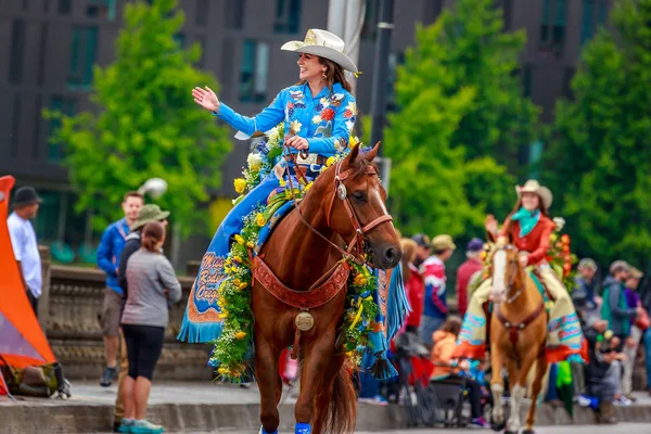 Portland, Oregon, Amerika Birleşik Devletleri - 9 Haziran 2018: Bayan Rodeo Oregon, Jessi Cornforth, büyük çiçek geçit töreni, Portland sırasında Festival 2018 gül.