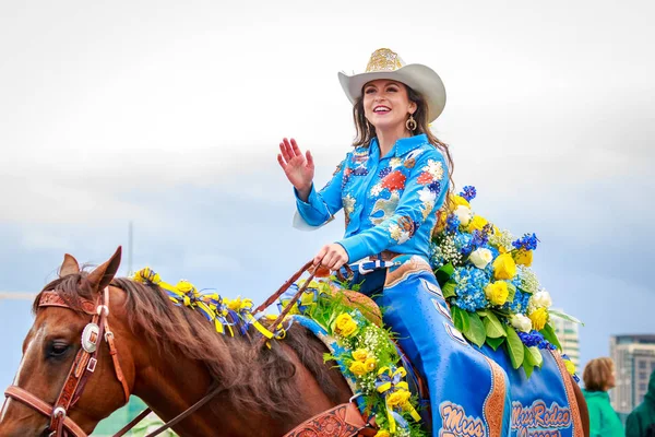 Portland, Oregon, Amerika Birleşik Devletleri - 9 Haziran 2018: Bayan Rodeo Oregon, Jessi Cornforth, büyük çiçek geçit töreni, Portland sırasında Festival 2018 gül.