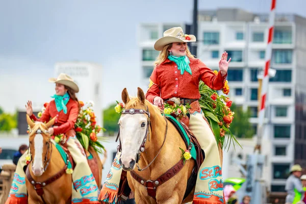 Portland, Oregon, Amerika Birleşik Devletleri - 9 Haziran 2018: Grand Çiçek Parade, Portland sırasında St. Paul Rodeo mahkemede Festival 2018 gül.