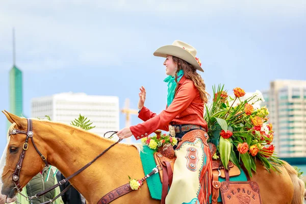 Portland, Oregon, Amerika Birleşik Devletleri - 9 Haziran 2018: Grand Çiçek Parade, Portland sırasında St. Paul Rodeo mahkemede Festival 2018 gül.