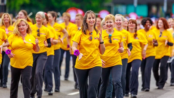 Portland, Oregon, Amerika Birleşik Devletleri - 9 Haziran 2018: Bir kez daha tekrar Marching Band Portland sırasında Grand çiçek geçit çevresinde Festival 2018 gül.