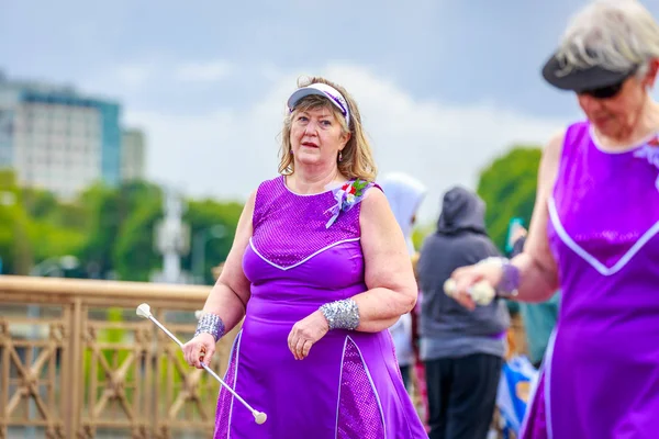 Portland, Oregon, Amerika Birleşik Devletleri - 9 Haziran 2018: Bir kez daha tekrar Marching Band Portland sırasında Grand çiçek geçit çevresinde Festival 2018 gül.