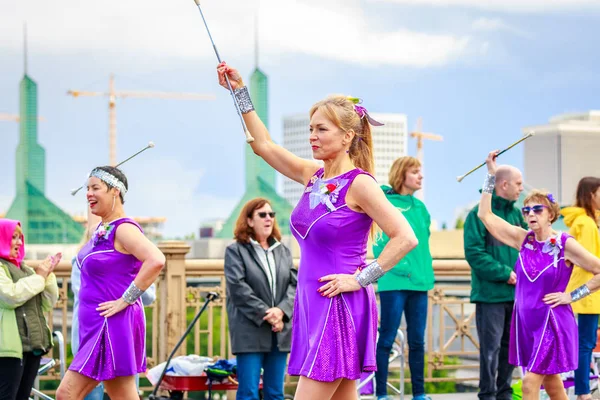 Portland, Oregon, Amerika Birleşik Devletleri - 9 Haziran 2018: Bir kez daha tekrar Marching Band Portland sırasında Grand çiçek geçit çevresinde Festival 2018 gül.