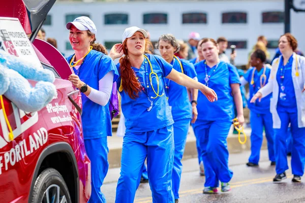 Portland, Oregon, Amerika Birleşik Devletleri - 9 Haziran 2018: Providence çocuk sağlığı Portland sırasında Grand çiçek geçit Festival 2018 gül.