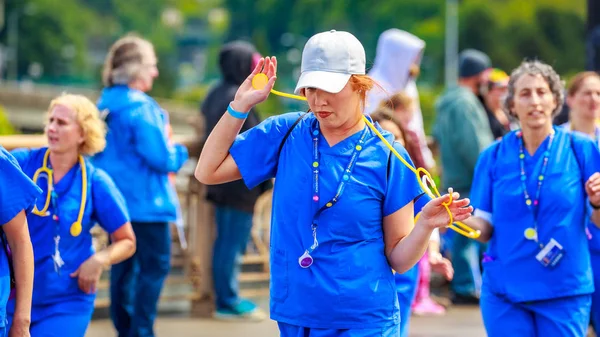 Portland, Oregon, Amerika Birleşik Devletleri - 9 Haziran 2018: Providence çocuk sağlığı Portland sırasında Grand çiçek geçit Festival 2018 gül.