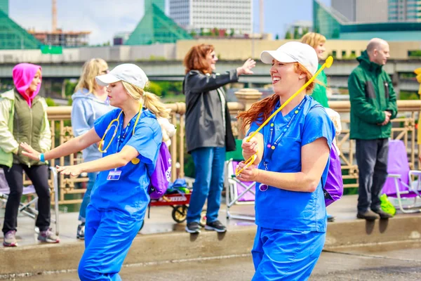 Portland, Oregon, Amerika Birleşik Devletleri - 9 Haziran 2018: Providence çocuk sağlığı Portland sırasında Grand çiçek geçit Festival 2018 gül.