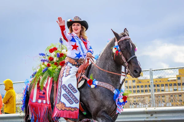 Portland, Oregon, Amerika Birleşik Devletleri - 9 Haziran 2018: Bayan Vancouver Rodeo kraliçesi, Shyanne Chandler, büyük çiçek geçit töreni, Portland sırasında Festival 2018 gül.