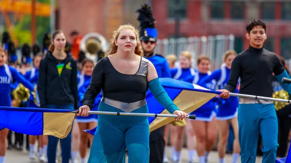 Portland, Oregon, Amerika Birleşik Devletleri - 9 Haziran 2018: Aloha lise bandosu Portland sırasında Grand çiçek geçit Festival 2018 gül.