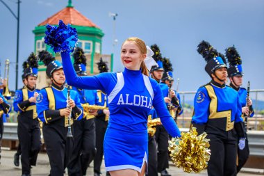 Portland, Oregon, Amerika Birleşik Devletleri - 9 Haziran 2018: Aloha lise bandosu Portland sırasında Grand çiçek geçit Festival 2018 gül.