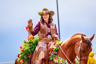 Portland, Oregon, Amerika Birleşik Devletleri - 9 Haziran 2018: Festival 2018 Pendleton Round-Up mahkemede büyük çiçek geçit töreni, Portland sırasında gül.