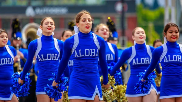 Portland, Oregon, Amerika Birleşik Devletleri - 9 Haziran 2018: Aloha lise bandosu Portland sırasında Grand çiçek geçit Festival 2018 gül.