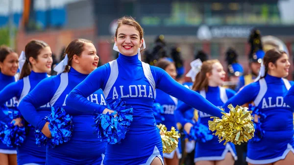 Portland, Oregon, Amerika Birleşik Devletleri - 9 Haziran 2018: Aloha lise bandosu Portland sırasında Grand çiçek geçit Festival 2018 gül.