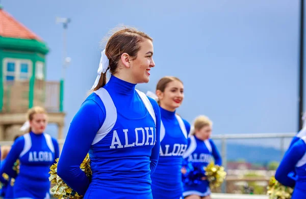 Portland, Oregon, Amerika Birleşik Devletleri - 9 Haziran 2018: Aloha lise bandosu Portland sırasında Grand çiçek geçit Festival 2018 gül.