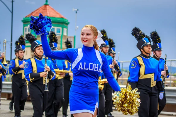 Portland, Oregon, Amerika Birleşik Devletleri - 9 Haziran 2018: Aloha lise bandosu Portland sırasında Grand çiçek geçit Festival 2018 gül.