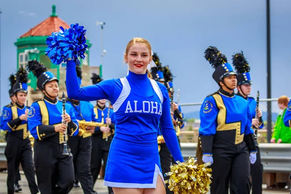 Portland, Oregon, Amerika Birleşik Devletleri - 9 Haziran 2018: Aloha lise bandosu Portland sırasında Grand çiçek geçit Festival 2018 gül.