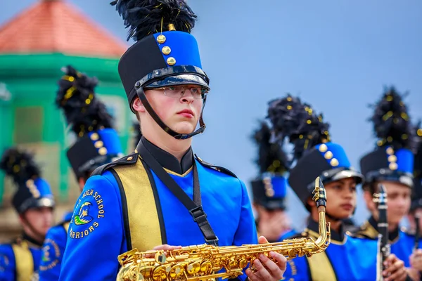 Portland, Oregon, Amerika Birleşik Devletleri - 9 Haziran 2018: Aloha lise bandosu Portland sırasında Grand çiçek geçit Festival 2018 gül.