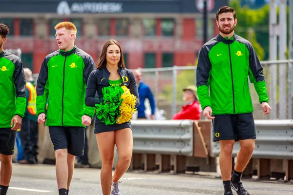 Portland, Oregon, Amerika Birleşik Devletleri - 9 Haziran 2018: University of Oregon ördek kamyon, moral grubu, ponpon kızlar ve ördek Portland sırasında Grand çiçek geçit Festival 2018 gül.