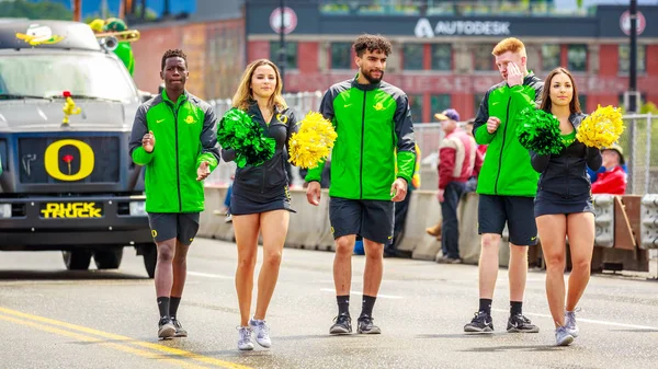 Portland, Oregon, Amerika Birleşik Devletleri - 9 Haziran 2018: University of Oregon ördek kamyon, moral grubu, ponpon kızlar ve ördek Portland sırasında Grand çiçek geçit Festival 2018 gül.