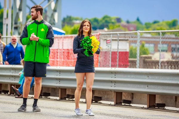 Portland, Oregon, Amerika Birleşik Devletleri - 9 Haziran 2018: University of Oregon ördek kamyon, moral grubu, ponpon kızlar ve ördek Portland sırasında Grand çiçek geçit Festival 2018 gül.