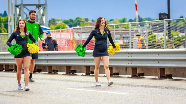 Portland, Oregon, Amerika Birleşik Devletleri - 9 Haziran 2018: University of Oregon ördek kamyon, moral grubu, ponpon kızlar ve ördek Portland sırasında Grand çiçek geçit Festival 2018 gül.