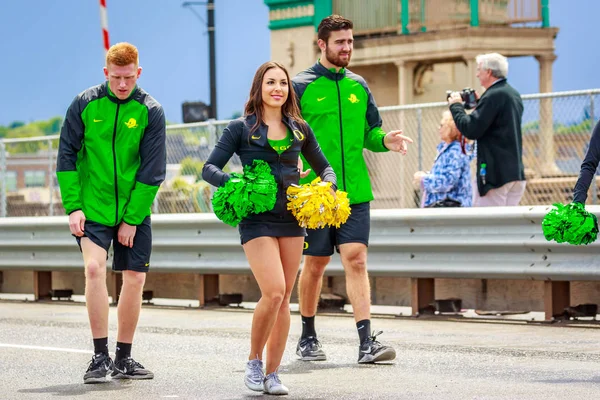 Portland, Oregon, Amerika Birleşik Devletleri - 9 Haziran 2018: University of Oregon ördek kamyon, moral grubu, ponpon kızlar ve ördek Portland sırasında Grand çiçek geçit Festival 2018 gül.