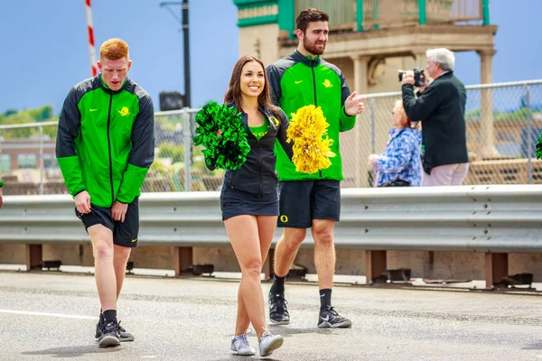 Portland, Oregon, Amerika Birleşik Devletleri - 9 Haziran 2018: University of Oregon ördek kamyon, moral grubu, ponpon kızlar ve ördek Portland sırasında Grand çiçek geçit Festival 2018 gül.