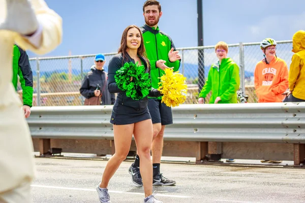 Portland, Oregon, Amerika Birleşik Devletleri - 9 Haziran 2018: University of Oregon ördek kamyon, moral grubu, ponpon kızlar ve ördek Portland sırasında Grand çiçek geçit Festival 2018 gül.
