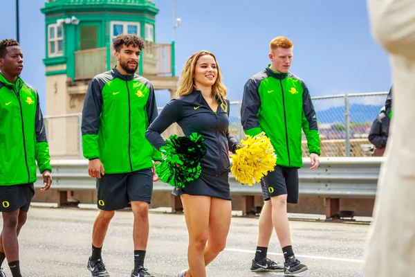 Portland, Oregon, Amerika Birleşik Devletleri - 9 Haziran 2018: University of Oregon ördek kamyon, moral grubu, ponpon kızlar ve ördek Portland sırasında Grand çiçek geçit Festival 2018 gül.