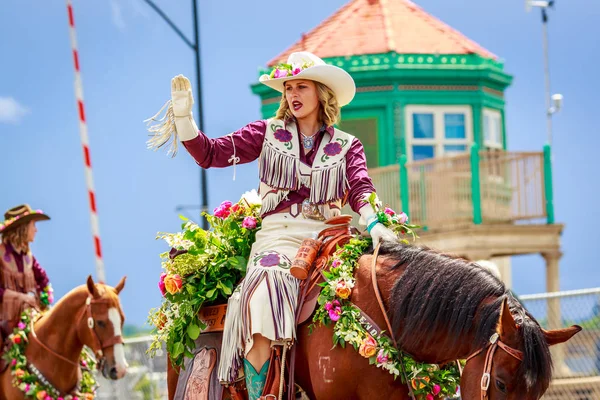 Portland, Oregon, Amerika Birleşik Devletleri - 9 Haziran 2018: Pendleton Round-Up Kraliçe, Batı, Betsy Grand çiçek geçit töreninde Portland sırasında Festival 2018 gül.