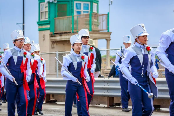 Portland, Oregon, Amerika Birleşik Devletleri - 9 Haziran 2018: Westview lise bandosu Portland sırasında Grand çiçek geçit Festival 2018 gül.