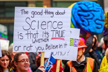 Portland, Oregon - 14 Nisan 2018: İşaretler, Portland Mart bilim için insanlarla.