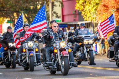 Portland, Oregon, Amerika Birleşik Devletleri - 12 Kasım 2018: Savaş gazisi motosiklet Derneği yıllık Ross Hollywood Şapel Gaziler Günü geçit, kuzeydoğu Portland.