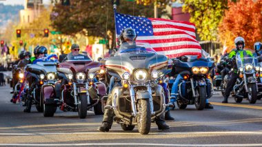 Portland, Oregon, Amerika Birleşik Devletleri - 12 Kasım 2018: Savaş gazisi motosiklet Derneği yıllık Ross Hollywood Şapel Gaziler Günü geçit, kuzeydoğu Portland.