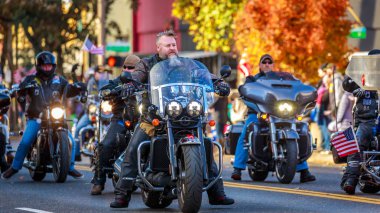 Portland, Oregon, Amerika Birleşik Devletleri - 12 Kasım 2018: Savaş gazisi motosiklet Derneği yıllık Ross Hollywood Şapel Gaziler Günü geçit, kuzeydoğu Portland.