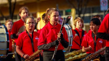 Portland, Oregon, Amerika Birleşik Devletleri - 12 Kasım 2018: Jackson Jaguar Marching Band yıllık Ross Hollywood Şapel Gaziler Günü geçit, kuzeydoğu Portland.