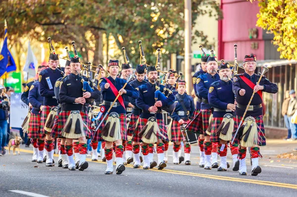 美国俄勒冈州波特兰市 2018年11月12日 波特兰警方高地卫队管乐队在波特兰东北部举行的一年一度的罗斯 好莱坞教堂退伍军人日游行中 — 图库照片