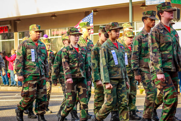 Портленд, штат Орегон, США - 12 ноября 2018 года: Орегонский каскад молодых маринов в ежегодном Дне ветеранов голливудской часовни Росса на северо-западе Портленда
.