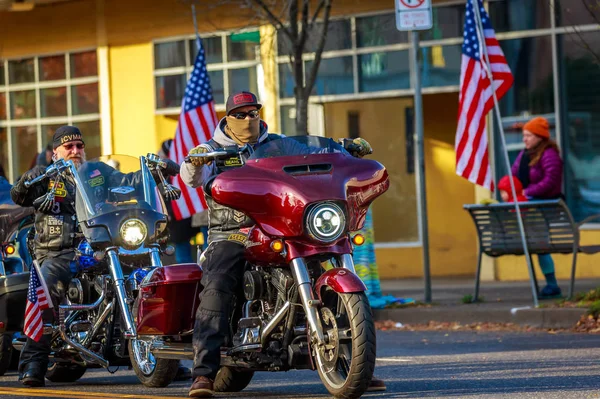 俄勒冈州波特兰 2018年11月12日 在波特兰东北部举行的罗斯好莱坞教堂退伍军人日游行中战斗退伍军人摩托车协会 — 图库照片
