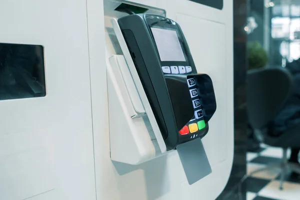 banka kartı terminal alışveriş merkezinde. ödeme kartları teknoloji