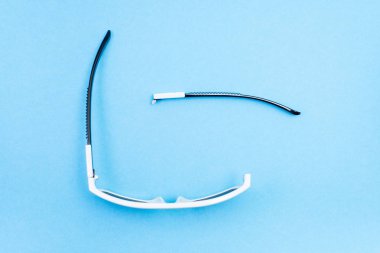kırık güneş gözlüğü plastik, Gözlük, aksesuar objektif mavi arka plan