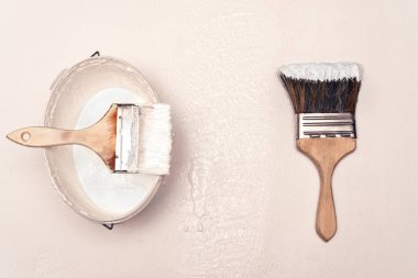 fırça dokulu bir ahşap beyaz yüzey üzerinde yatıyor