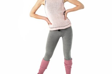 atletik ince kız, pembe gaiters ve gri tozluk fitness egzersizleri, pilates. izole