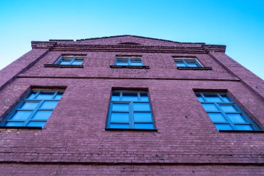 büyük eski tuğla ev windows mavi gökyüzüne bakan bir sürü