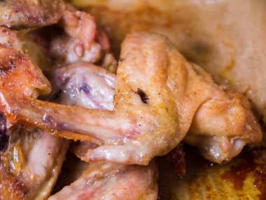 kızarmış tavuk kanadı gevrek kabuk ile makroyu kapatın