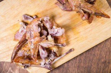 Ahşap tahta üzerinde ensende kemikler tavuk kalıntıları, yalan