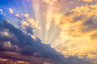 bulutlar dramatik gökyüzü. gerçek güneş ışınlarının onların yol yapmak. kavram ilham. arka plan