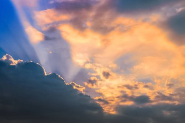 bulutlar dramatik gökyüzü. gerçek güneş ışınlarının onların yol yapmak. kavram ilham. arka plan