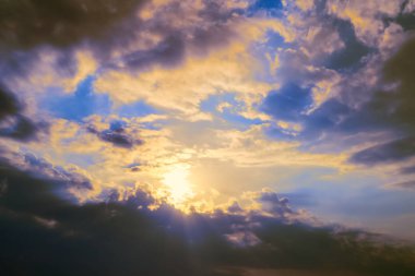 bulutlar dramatik gökyüzü. gerçek güneş ışınlarının onların yol yapmak. kavram ilham. arka plan